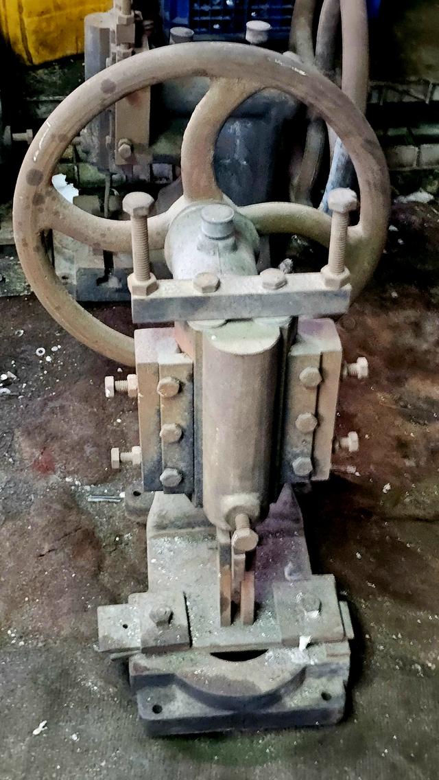 แท่นปั๊มพวงมาลัย 16 นิ้ว มี 5 ตัว