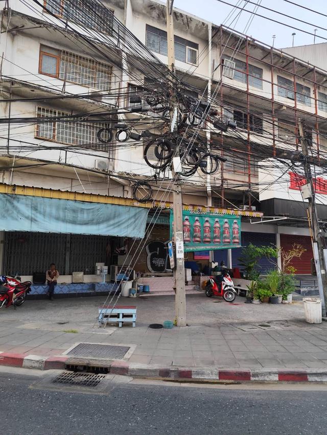 ขายหรือให้เช่าตึกแถว แยกอุดมสุข ไม่มีจอดรถ แต่จอดปั้มใกล้ๆ ติดถนนใหญ่ ใกล้บีทีเอส 3