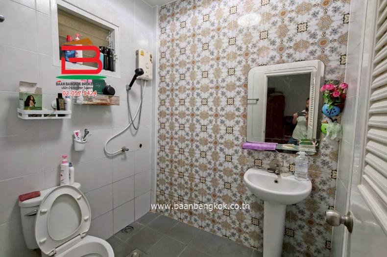 ทาวน์เฮาส์ หมู่บ้าน อยู่เจริญ 5 (รังสิต-นครนายก 74) ติดถนนไสวประชาราษฎร์ เนื้อที่ 21.6 ตารางวา ใกล้ตลาดกลางลาดสวาย ตำบลลาดสวาย อำเภอลำลูกกา จังหวัดปทุ 13