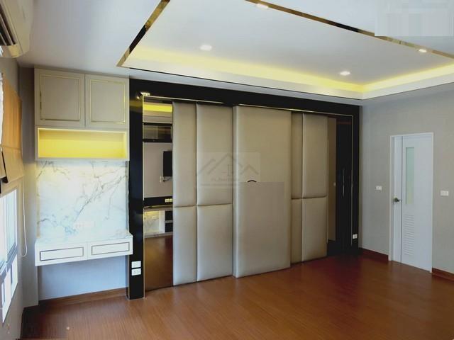 ขาย ทาวน์โฮม 3 ชั้น บ้านกลางกรุง เดอะรอยัล เวียนนา รัชวิภา ติดถนนรัชดาภิเษก ซอยรัชดาภิเษก 27/1 ใจกลางเมืองย่านธุรกิจ ใกล้ทางด่วนศรีรัช