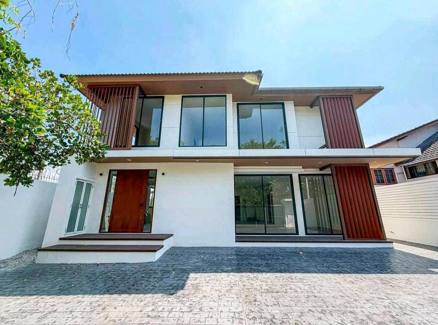 ขายบ้านเดี่ยว 2 ชั้น หลังมุม สไตล์ Modern Luxury สุขุมวิท 71 | 4 ห้องนอน พร้อมห้องนอนชั้นล่าง | สงบเป็นส่วนตัว | เดินทางสะดวก 1