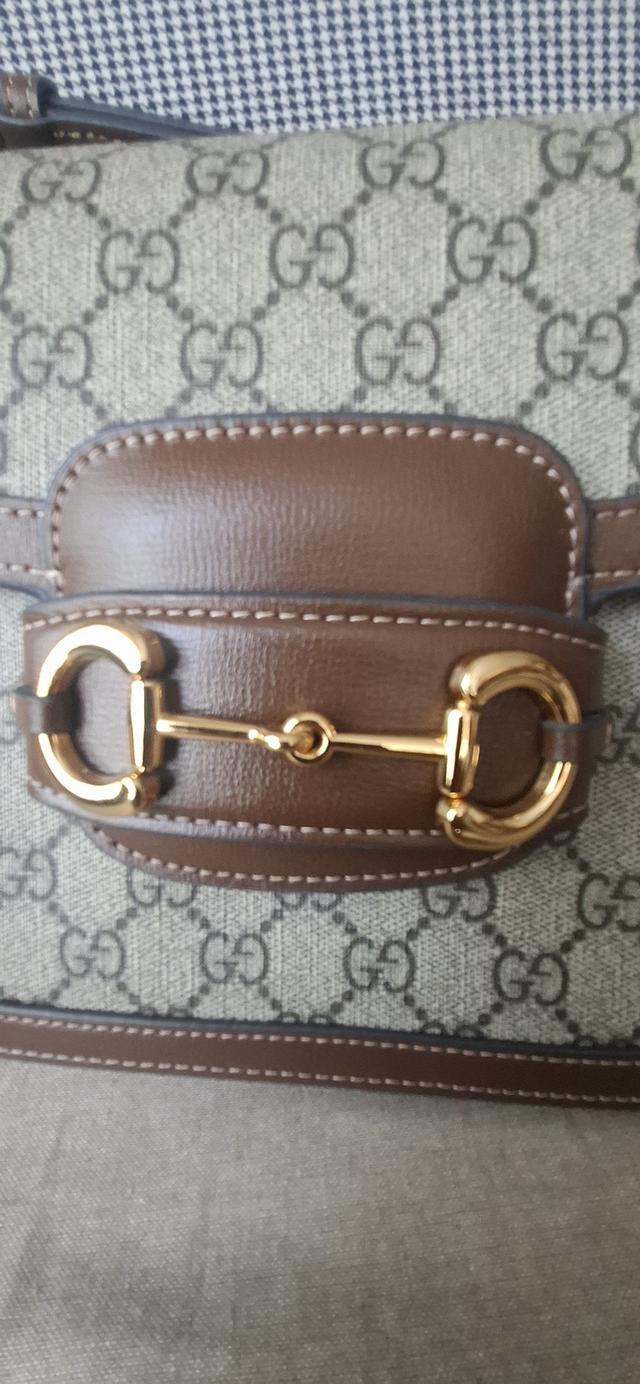 กระเป๋ารุ่น Gucci Horsebit 1955 Shoulder Bag ครับ เป็นรุ่นยอดนิยมคลาสสิกที่นำดีไซน์จากปี 1955 มาตีความใหม่ โดยมีจุดเด่นที่ลาย GG Supreme หนังสีน้ำตาล