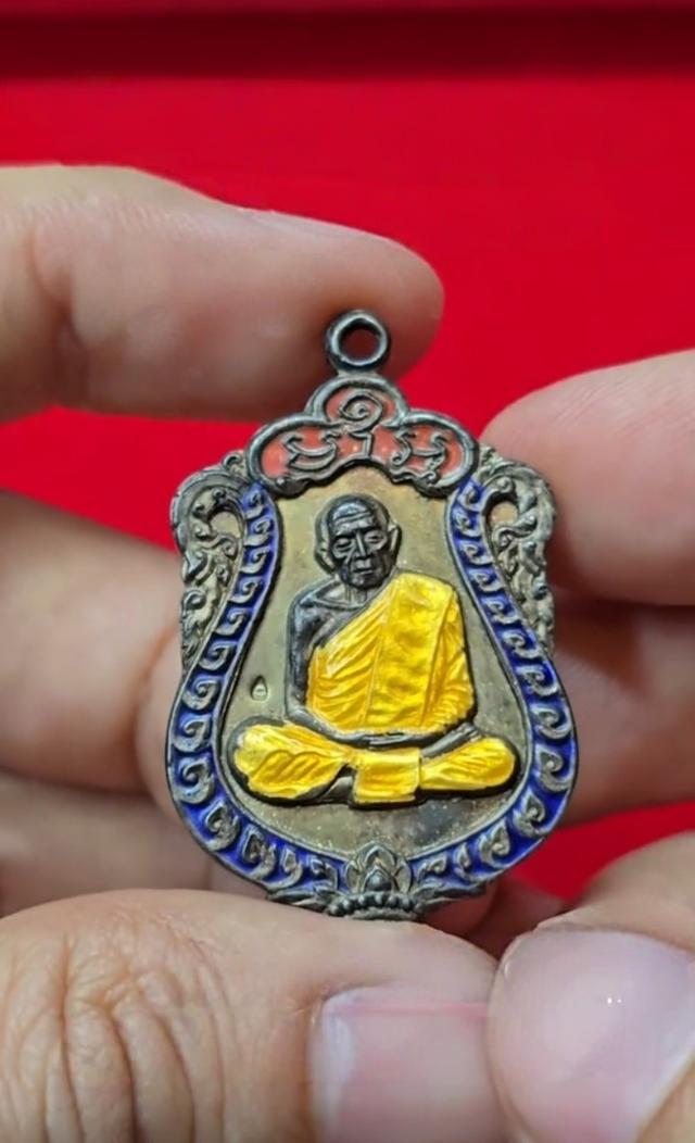 เหรียญเสมาหลวงปู่ทิมลงยา 3 สีแบ่งปันให้ราคาเบาๆครับ