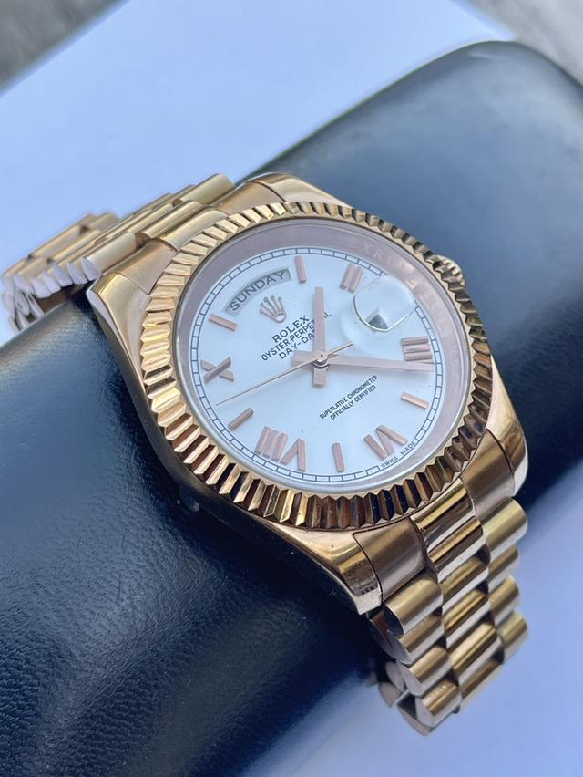 นาฬิกาโรเล็กซ์ Rolex Day-Date Everose gold White Roman Dial