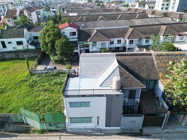 PB5949ให้เช่า บ้าน 2 ชั้น หลังมุม หมู่บ้านอยู่เจริญ779 ซอยรัชดา 18 บ้านสวยตกแต่งใหม่ บ้านสวยตกแต่งใหม่ เฟอร์นิเจอร์ครบพร้อมอยู่ 2