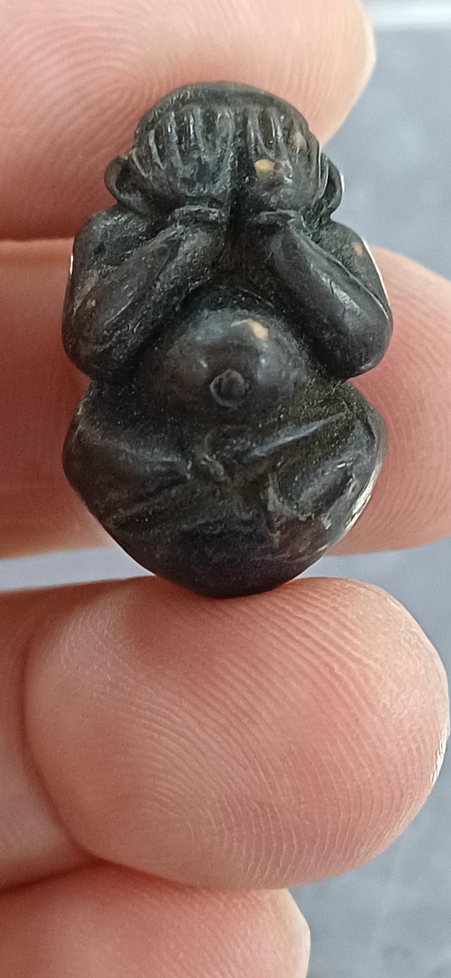 พระปิดตาลงรัก ทำจากไม้ เนื้อเก่า