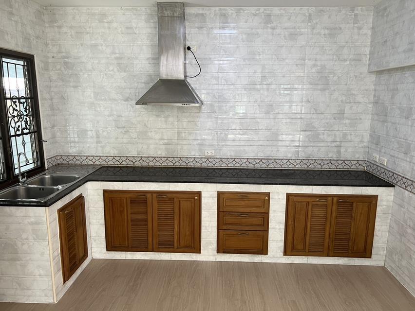 ขายบ้านเดี่ยว หมู่บ้านลีฟวิ่งนารา ซ.เคหะร่มเกล้า 64 แขวงคลองสองต้นนุ่น เขตลาดกระบัง เนื้อที่71ตารางวา  4ห้องนอน 4ห้องน้ำ ติดโซลาเซลล์(ขายไฟได้) 17