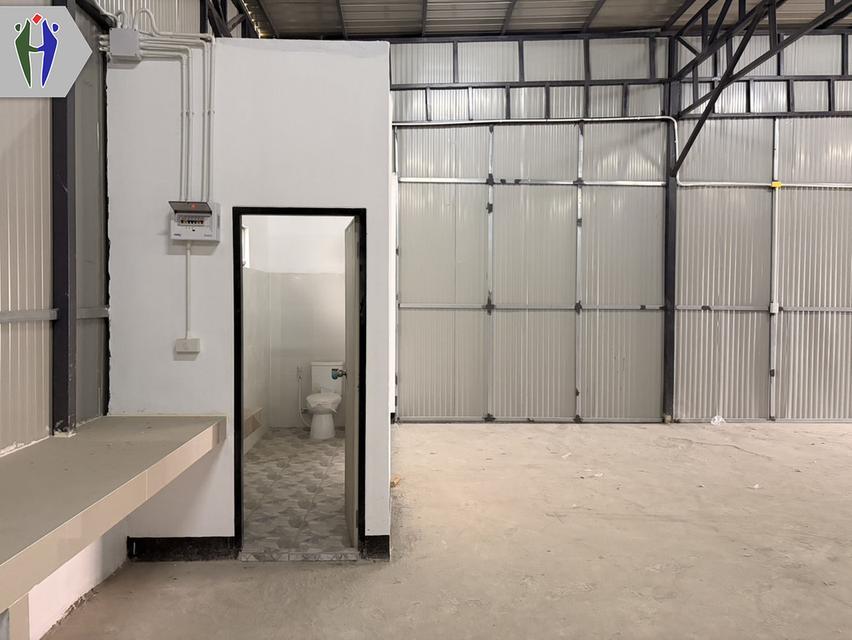 ให้เช่า โกดัง ขายของ ออฟฟิศ หรือ เปิดร้านได้ ถนนเลียบทางรถไฟ นาเกลือ - โกดังให้เช่า หน้ากว้าง 15 เมตร สูง 5 เมตร  พื้นที่ : 220 ตรม.  - 1 ชั้น สามารถท 6