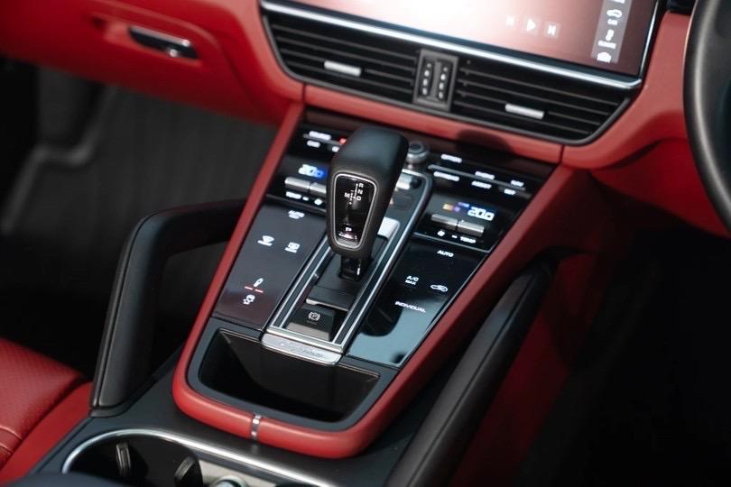 Porsche Cayenne E-Hybrid Coupe 2022 สี Crayon รูปที่ 17