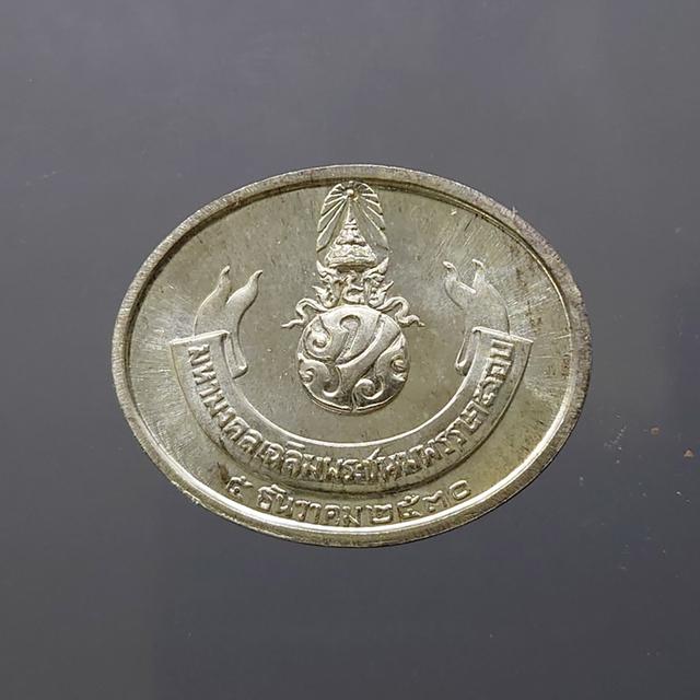 เหรียญพระนอน เนื้อเงิน พระพุทธปรางค์ไสยาสน์ หลัง ภปร วัดพระเชตุพลวิมลมังคลาราม (วัดโพธิ์) ที่ระลึก 5 รอบ รัชกาลที่ 9 พ.ศ.2530 2