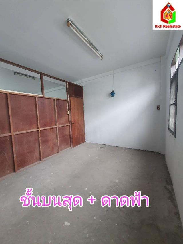 ขายถูกอาคารพาณิชย์ 3.75 ชั้น ซอยเอกชัย 35 แขวงบางขุนเทียน เขตจอมทอง เนื้อที่ดิน 29 ตรว. 3 นอน 2 น้ำ ขายตามสภาพ ติดถนนใหญ่ แหล่งชุมชน มีรถเมล์วิงผ่า 13