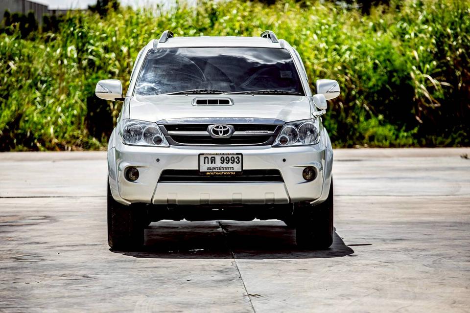 TOYOTA FORTUNER 3.0V 4WD สีเทา เกียร์ออโต้ ปี 2005 แต่งครบๆ หลักแสน