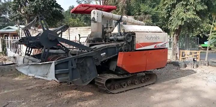 ขายด่วน รถเกี่ยวข้าว KUBOTA 2