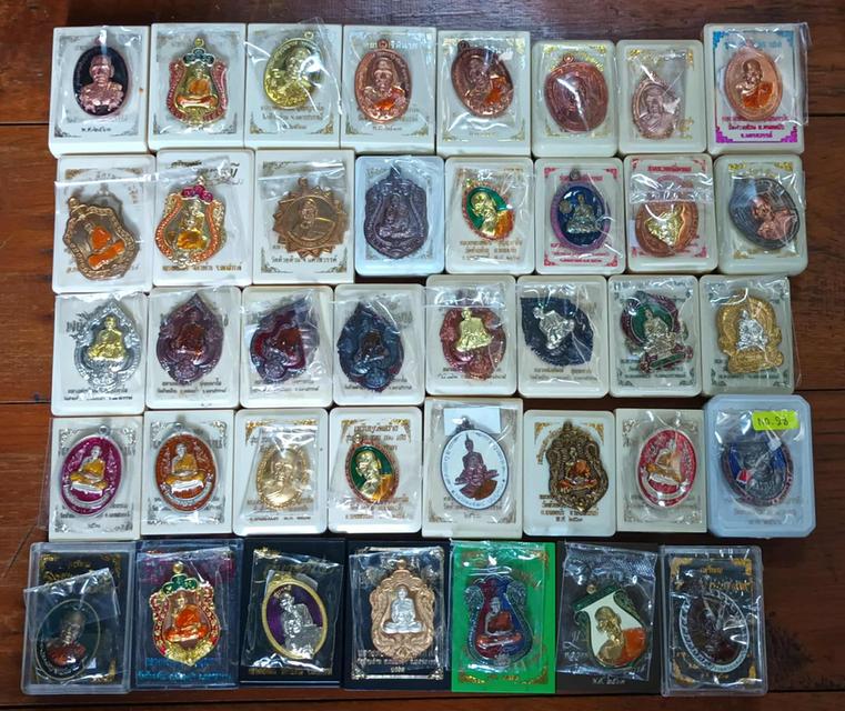 พระเหรียญหลวงพ่อพัฒน์ยกชุด 168 องค์มีนวะ 2 เหรียญล้วน 3