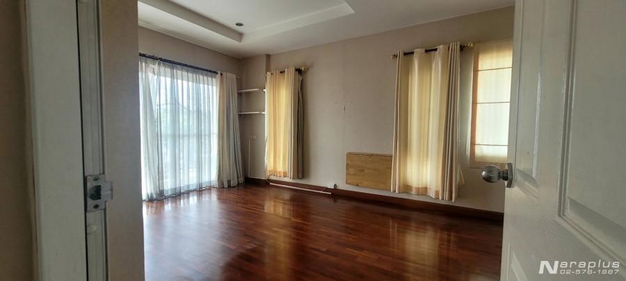 69030160 : ขายบ้านเดี่ยว 2 ชั้น หลังมุม สไตล์โมเดิร์น 4 ห้องนอน พร้อมเรือนรับรอง บนที่ดินขนาด 91.9 ตร.ว. หมู่บ้านวรารมย์ พรีเมี่ยม วัชรพล-จตุโชติ กรุ 18