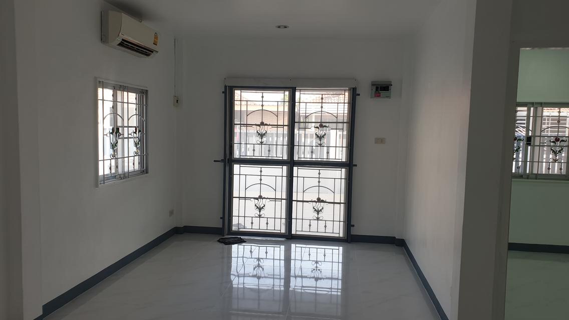 บ้านแฝดเนื้อที่กว้างทำเลดี เดินทางเข้าเมืองสะดวก 10