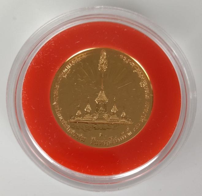 620.เหรียญทองคำที่ระลึกในโอกาสการพระราชพิธีถวายพระเพลิงพระบรมศพพระบาทสมเด็จพระปรมินทรมหาภูมิพลอดุลยเดชบรมนาถบพิตร 3