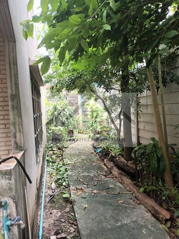 ขายที่ดินแปลงมุม 74 ตารางวาพร้อมสิ่งปลูกสร้างย่านเสรีไทย81 สวนสยามทาวน์เฮ้าส์ชั้นเดียว 2 หลัง มี 2 โฉนดแบ่งขายได้ 42 ตร.ว. และ 32 ตร.ว. 19