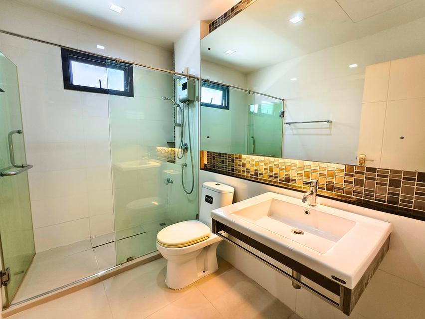 ขาย บ้านเดี่ยว หลังมุม ทิศเหนือ เศรษฐสิริ อ่อนนุช-ศรีนครินทร์ ฟรีค่าใช้จ่ายวันโอน 5ห้องนอน 5ห้องน้ำ 5 นาทีถึงมอเตอร์เวย์ 78.1 ตร.ว. มีเรือนรับรอง 13