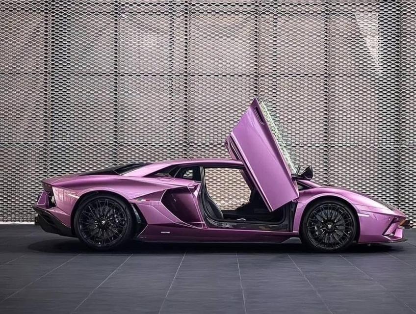 Lamborghini Aventador สีม่วง 2