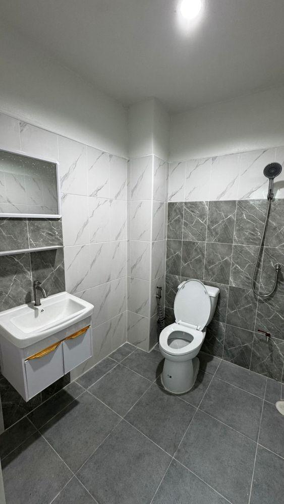 ขายทาวน์เฮ้าส์ 2 ชั้นรีโนเวทใหม่ทั้งหลัง หมู่บ้านเลขที่ 5 บางปลา ทำเลดี เดินทางสะดวก 10