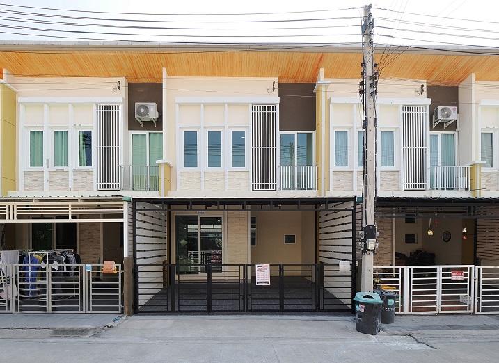 ขายราคาพิเศษ ทาวน์เฮ้าส์ 2 ชั้น ม.โกลเด้นทาวน์ โครงการ2 ขนาด 19.2 ตร.ว. 4 ห้องนอน 2 ห้องน้ำ บ้านหน้ากว้าง ฟังชั่นบ้านดีเยี่ยม รีโนเวทใหม่ทั้งหลัง 1