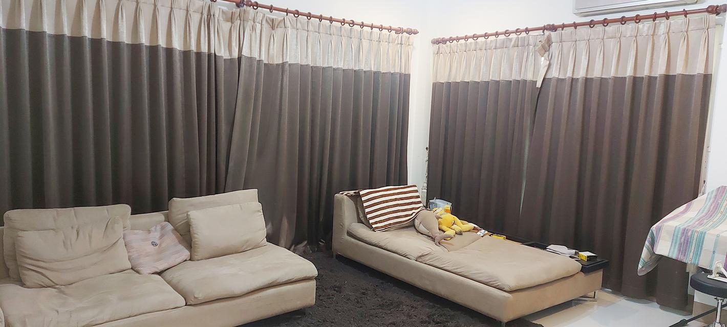 บ้านเดี่ยว 2 ชั้น 5 ห้องนอน 4 ห้องน้ำ ห้องครัว ห้องรับแขก  ระเบียงดาดฟ้า บ่อปลาคราฟ ปั้มน้ำ ถ้งเก็บน้ำ ซักล้าง สวน แอร์ 5 ตัว มุ้งลวดพร้อมม่าน 12