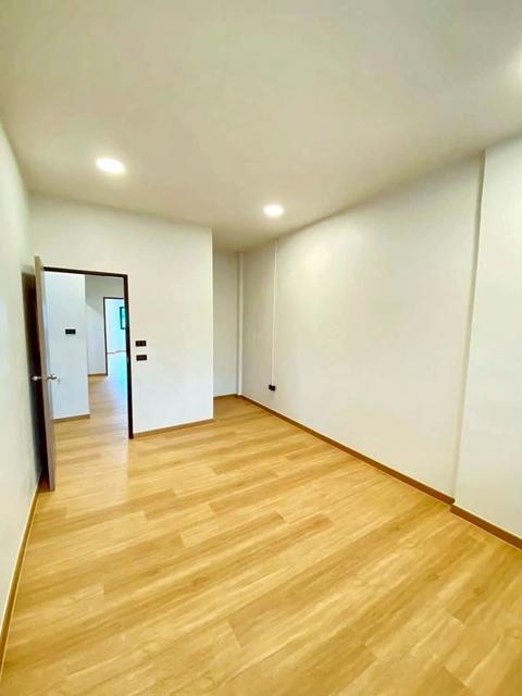 พร้อมเฟอร์ฯ ใหม่ สวย หรู MRTหัวหมาก800ม. รพ.รามคำแหง 400 ม.3นอน ให้เช่าทาวน์โฮม 2 ชั้น 27 ตร.วา. 220 ตร.ม. รร.นานาชาติแอ 8