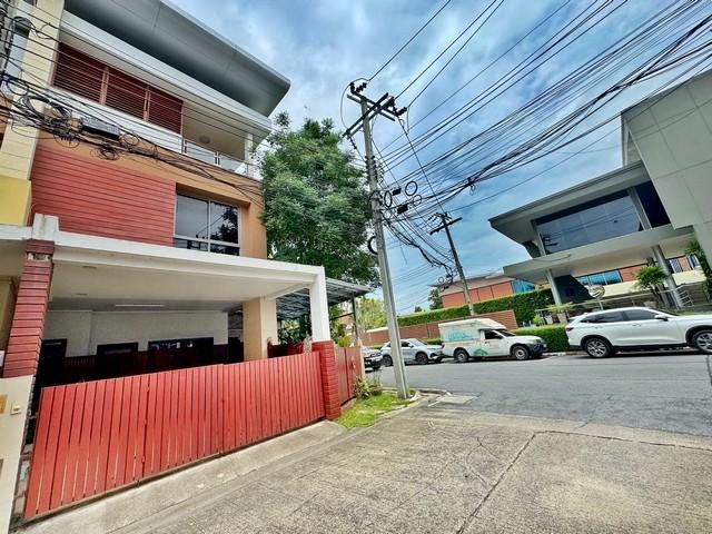 ขายบ้าน 3 ชั้น หลังมุม ภัทรโมทาวน์ แจ้งวัฒนะ 19 อยู่หน้าคลับเฮ้าส์ 35 ตร.ว. ต่อเติมครบ พร้อมอยู่ ใกล้สถานีรถไฟฟ้าสายสีชม 2