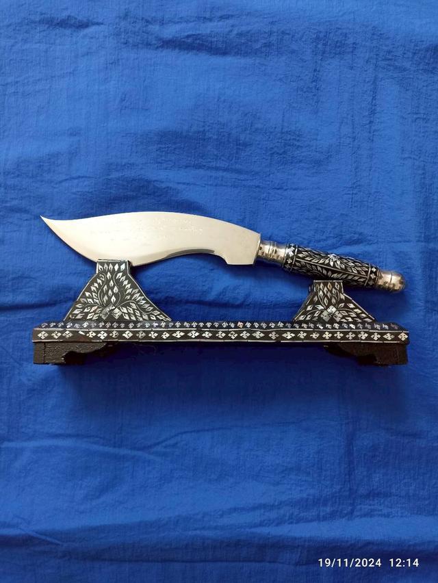 มีดฝังมุกพร้อมแท่นวางฝังมุกความยาว 39 เซนติเมตรหรือ 15.35 นิ้ว ฝังมุกลวดลายสวยงาม ตัวมีดเป็นสแตนเลสแท้ รูปที่ 2