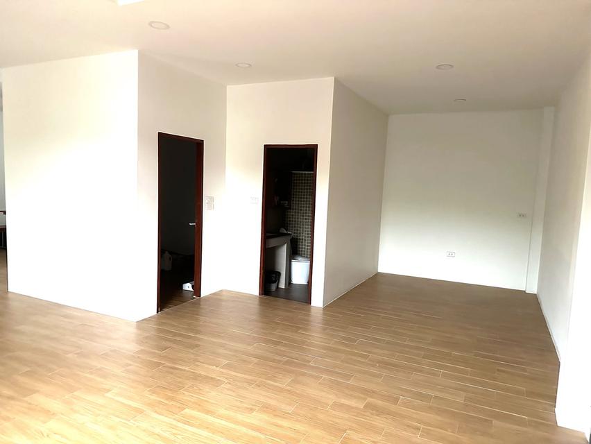 ขาย บ้านริมน้ำใหม่ ขายต่ำกว่าทุน! ตั้งอยู่ติดมหาวิทยาลัยรังสิต เมืองเอกโครงการ 6 บรรยากาศเงียบสงบ  7