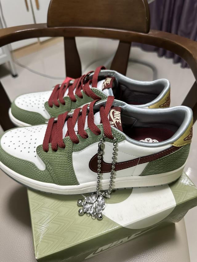 ขายครับ Jordan 1 Retro Low OG Year of the Dragon (2024) ของแท้มือ 1 ไม่เคยใส่ เบอร์ 42.5 ที่ราคา 4,999 บาท ติดต่อ คุณเอก 082-065-4458