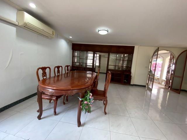 ให้เช่าบ้านเดี่ยว 2 ชั้น เนื้อที่ 90 ตร.วา ซอยรามคำแหง 21 ใกล้ทาว์อินทาว์ พร้อมเฟอร์นิเจอร์ เดินทางสะดวกไปเอกมัย ทองหล่อ ใกล้ทางด่วนมอเตอร์เวย์ 10