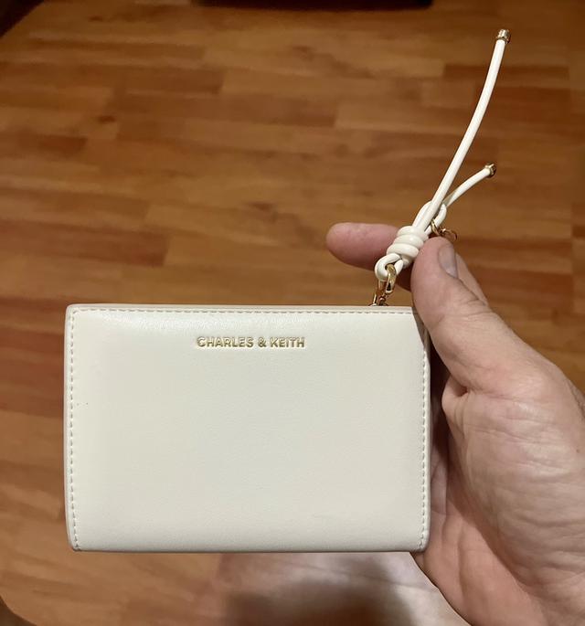 กระเป๋าสตางค์ CHARLES & KEITH ใบสั้นพับสองทบ โดดเด่นด้วยดีเทล สายดึงซิปผูกปม (Knot Charm) พร้อมช่องใส่บัตร และช่องซิปใส่เหรียญ ราคาช็อปไทย: 1,590 บาท รูปที่ 6