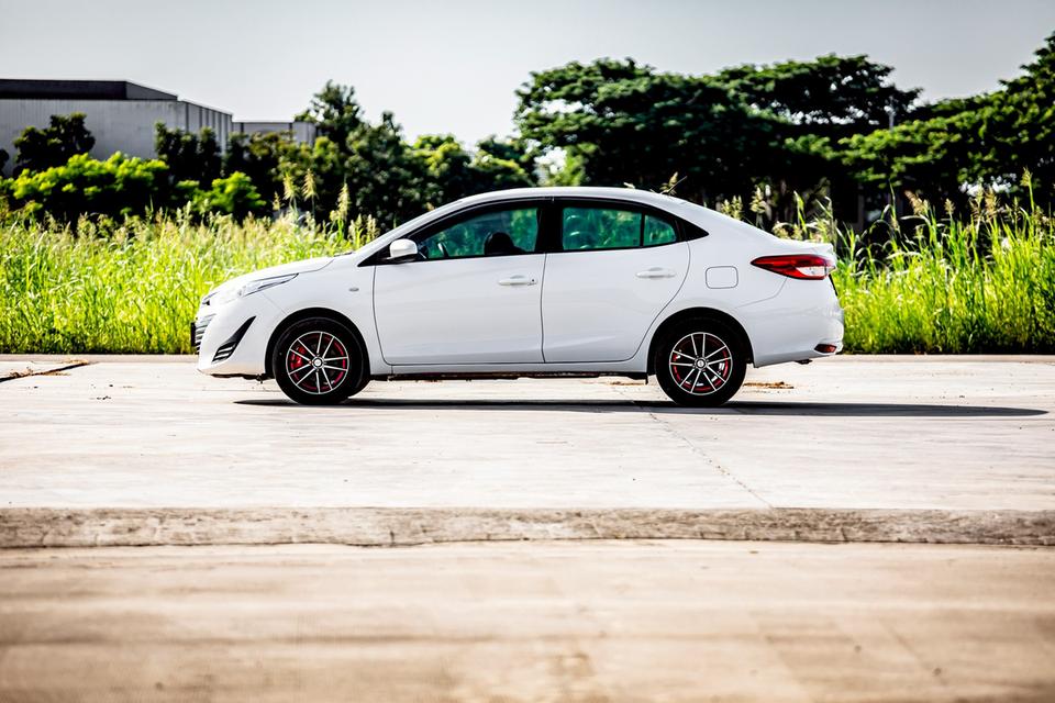 Toyota Yaris Ativ 1.2E ปี 2018 สีขาว มือเดียวป้ายแดง 10