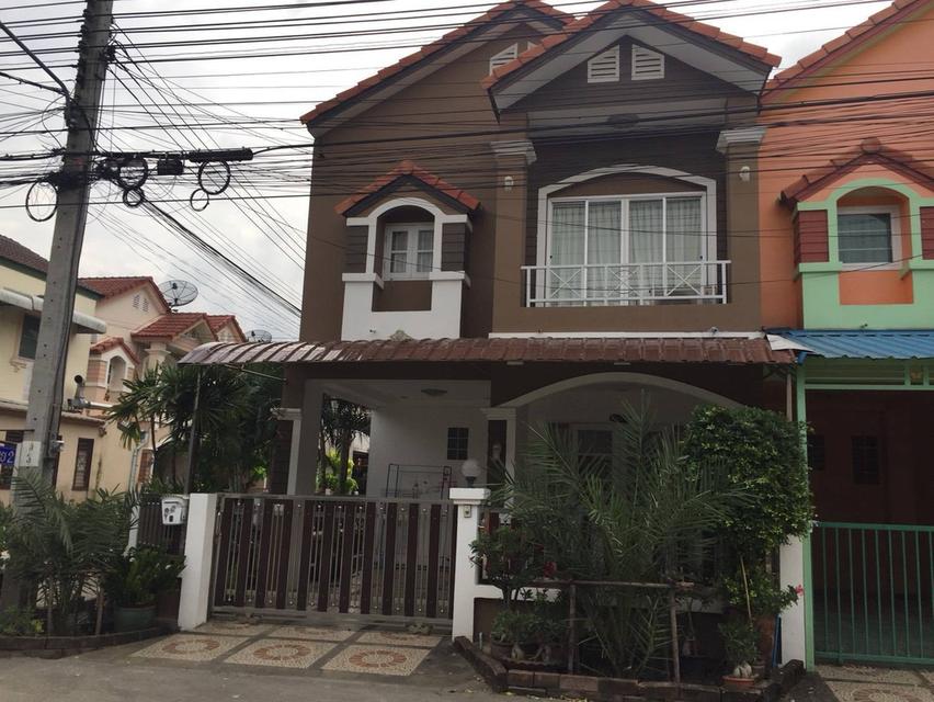 บ้านทาวน์เฮ้าส์ 2 ชั้น (หลังมุม)หูมู๋บ้านศิลปการ ปาร์ค โครงการ4 ราคา 2,300,000 บาท พื้นที่ 24.3 ตาราง เมตร ซ.วัดลาดปลาดุก เข้าซอยไปประมาณ 800 เมตร