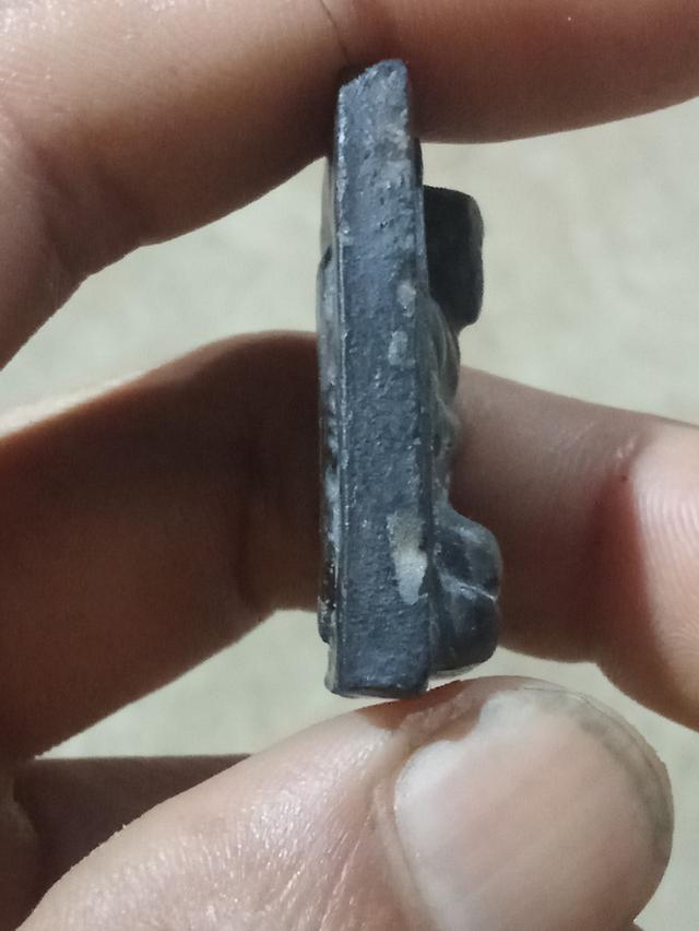 รายละเอียด   พระเนื้อผงดำ พระสมเด็จพุฒาจารย์โต พรมรังษี วัดระฆัง ด้านหลัง รัชกาลที่5 สลัก จ.ป.ร 113 ปี2411 แท้หายากครับ 7