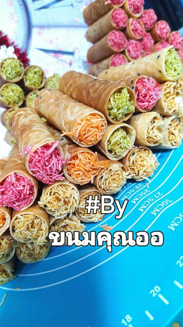 ขนมหมี่ม้วนชวนชิม(เป็นทองม้วนสอดไส้หมี่กรอบ)มี8รสชาดคือรสดั้งเดิม,รสสับปะรด,บลูเบอร์รี่,ชามะนาว,ชาเขียวมะนาว,มะม่วง,บ๊วย,พริกเผา