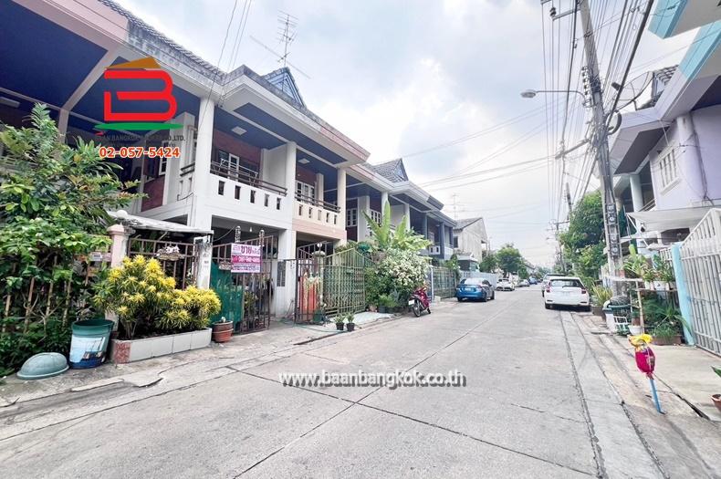 ทาวน์เฮาส์ เนื้อที่ 20 ตรว. หมู่บ้าน บดินทรรักษา 4 (คู้บอน27แยก25) ถนนคู้บอน แขวงท่าแร้ง เขตบางเขน 11