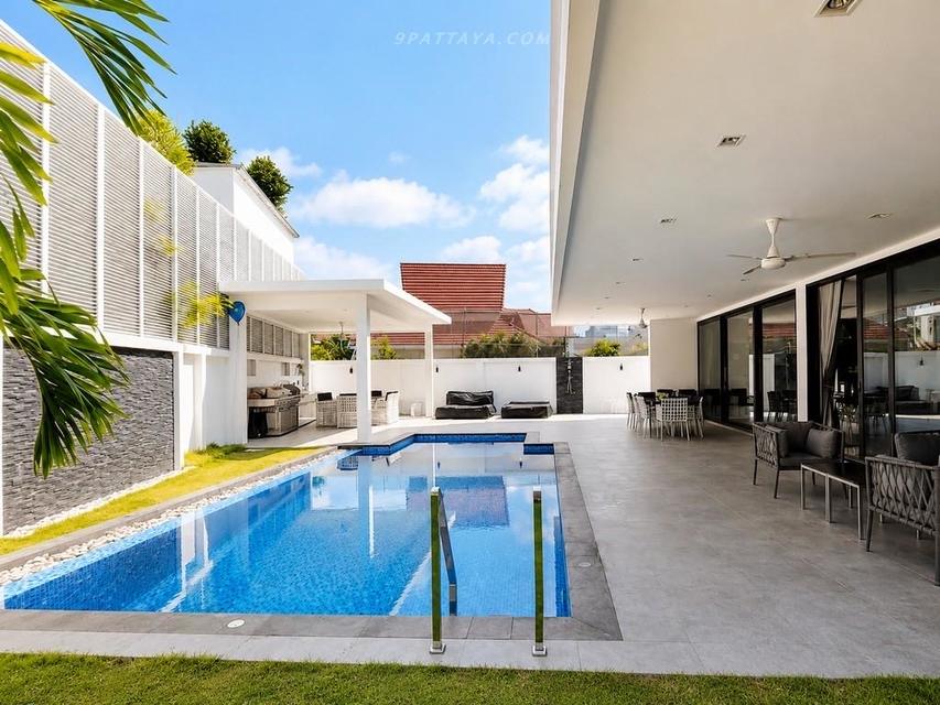 Ultra-Luxury Pool Villa for Sale in Pratumnak, PattayaPrice: 55,000,000 THBApprox. $1.75M | €1.51M A private ultra-modern luxury villa near the sea 1