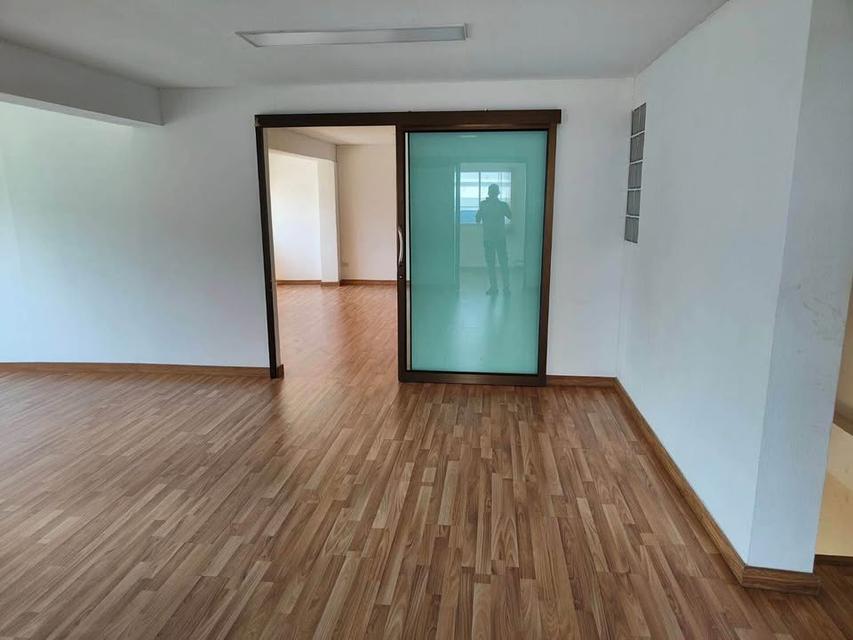 ขาย อาคาร ออฟฟิต 3 ชั้น ขายที่ดินพร้อมสิ่งปลูกสร้างและอุปกรณ์ ตกแต่งใหม่ ห้องประชุม  สำนักงาน 8