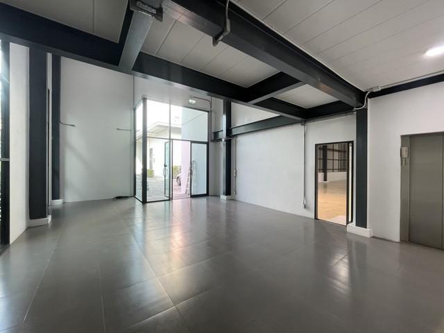 ให้เช่าโกดัง 300 ตร.ม. พร้อมออฟฟิศ ถนนทาวน์อินทาวน์ ซอย 11 เขตวังทองหลาง 4