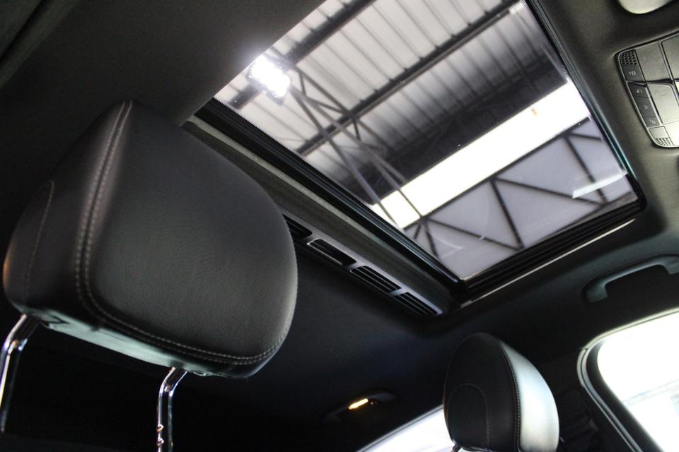 รหัสรถ JRS413 Benz GLC250 Coupe 4Matic Amg ปี 2018 วิ่งเพียง  120,000 km รถตัวถังเดิมสวย รูปที่ 9