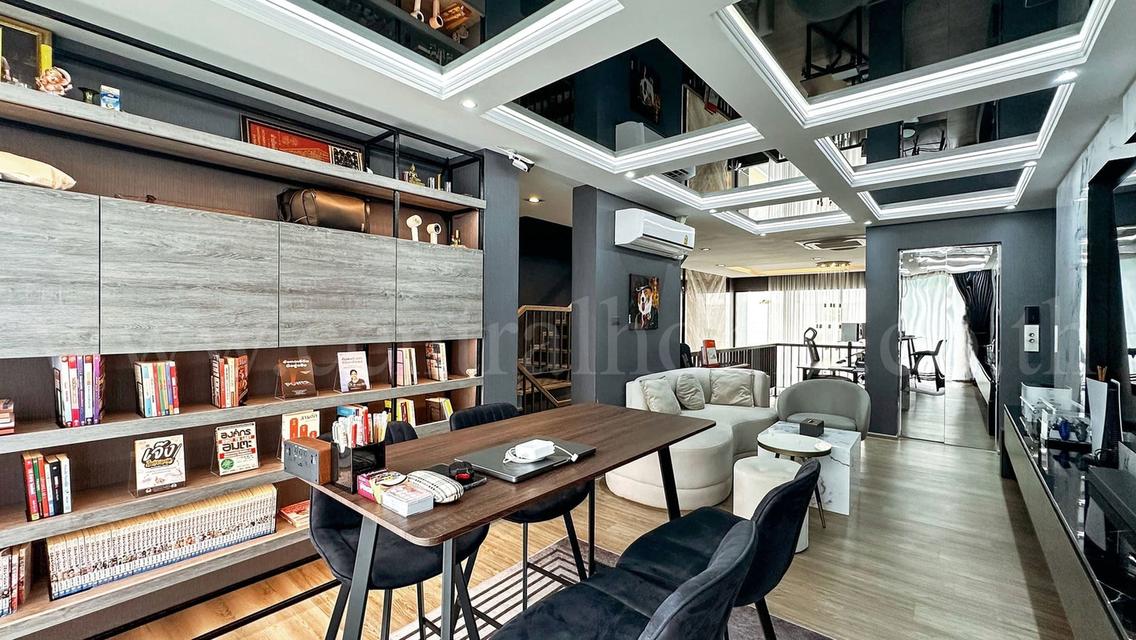 ทาวน์โฮม เธอ ลาดพร้าว 93 ระดับ Luxury 3.5 ชั้น Fully Furnishe มีลิฟต์ในตัว พร้อมอยู่ 10