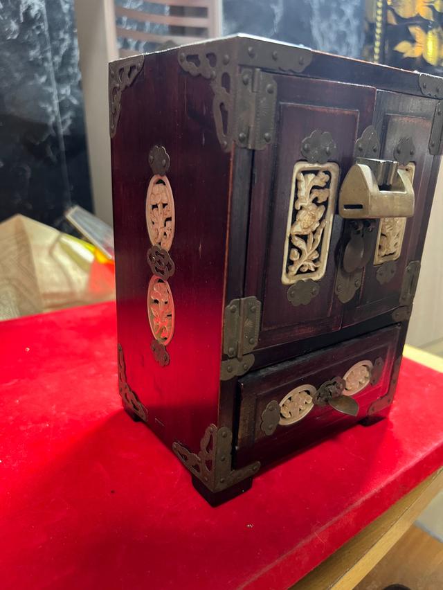 กล่องเครื่องประดับจีนโบราณสวยงาม ทำ จากไม้โรสวูด ฝังหยกขาวแกะสลัก ตกแต่งด้วยทองเหลือง มีลิ้นชัก 4 ช่อง (ใช้งานได้ทุก ช่อง) บุด้วยผ้าสีแดงลายจีน รูปที่ 2