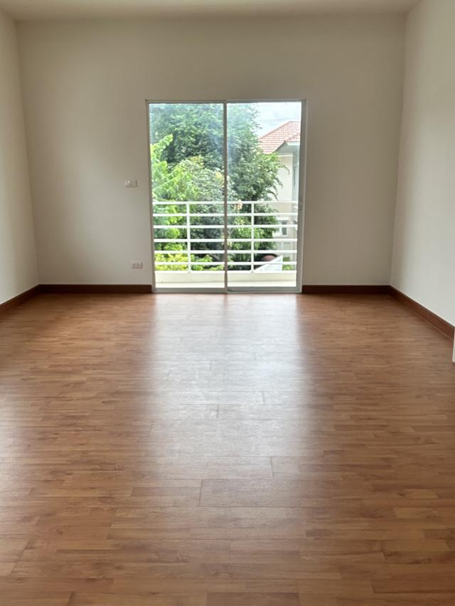 บ้านเดี่ยว ใหม่ 58 วา แปลงมุม จัดสวนให้ ปั้มแทงค์แอร์ ติดให้ ใกล้เมกะ-สวนหลวง ร.9 ติดต่อ เล็ก 0852246165 9