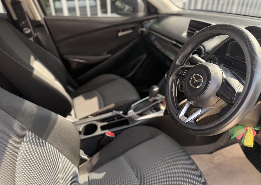 รถบ้านเจ้าของขายเอง Mazda 2 1.3 Skyactiv-G ปี 2017 สีเทา สภาพกริ๊บ ไมล์แท้ 120,xxx กม. เพิ่งเปลี่ยนยาง YOKOHAMA ใหม่ยกชุด รูปที่ 7