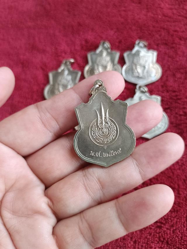 เหรียญทรงเสมา นั่งบัลลังก์ ปี ๒๕๓๙ ในหลวง ร.๙ ครองราชสมบัติครบ ๕๐ ปี 7