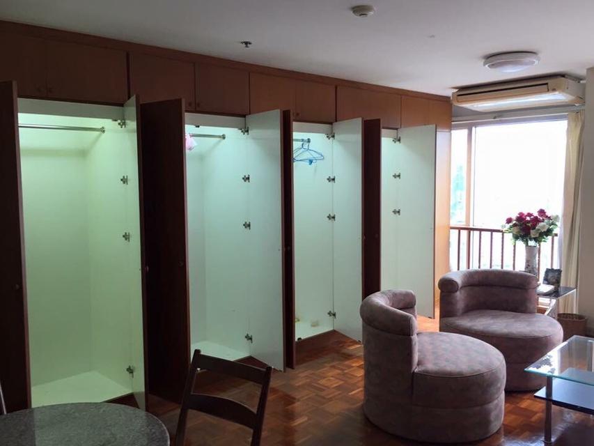 Furnished room for rent on Sathorn Road at Silom Suite Condo opposite the AiA Sathorn Tower very close to BTS St.Louis 3