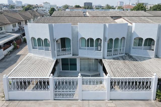 ทองหล่อ ใหญ่มาก ทาวน์เฮาส์ 2 ชั้น 4นอน พัฒนาการ 21-25 BTSเอกมัย 2.5กม. 2 น้ำ ทางด่วนพัฒนาการ 35ตร.ว. 180ตร.ม รร.นานาชาติ